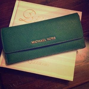 authentic michael kors wallet - like new!